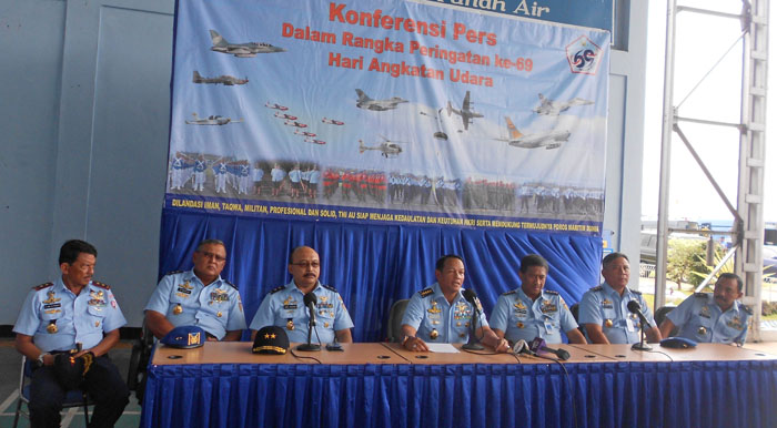 TNI AU Peringati HUT ke-69 dengan Atraksi Udara